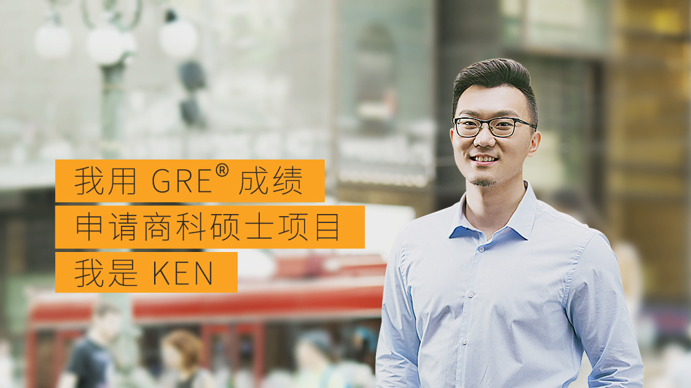 两个学生坐在桌旁